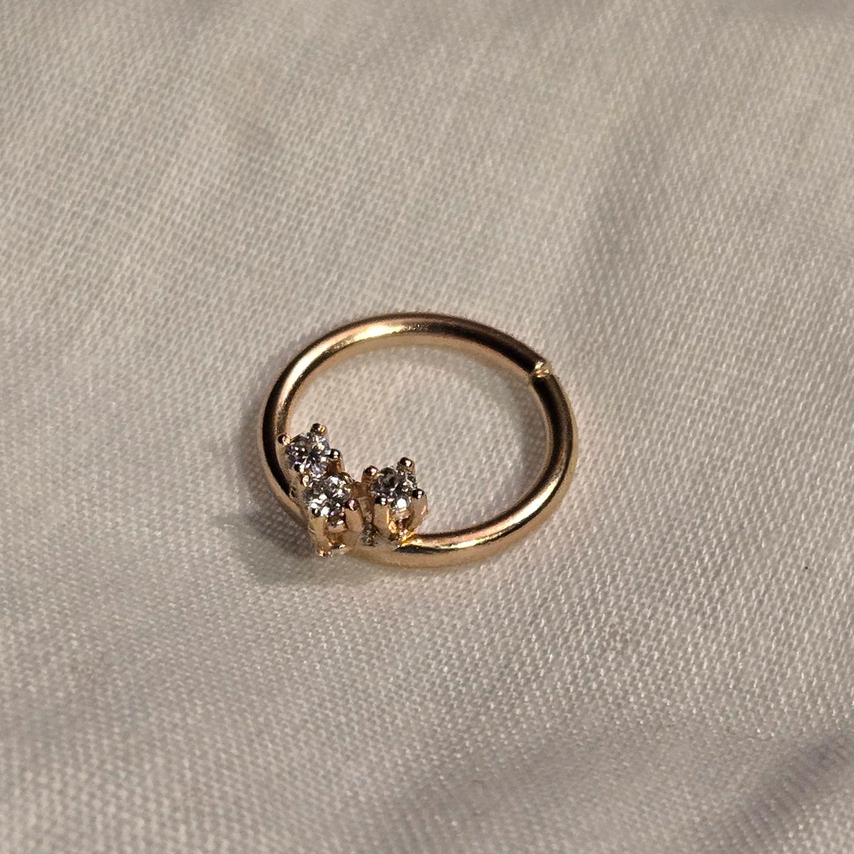 Seamless Ring with Round Moissanite Stones Basket Setting in 14K Solid Gold