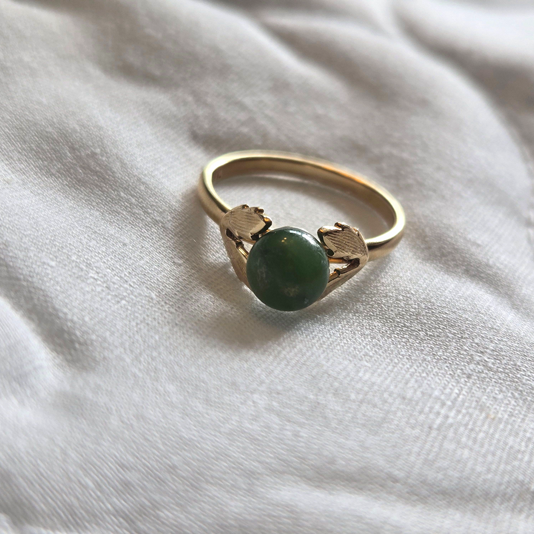 Vintage Ring with Jade Ball and Leaves in 14K Gold - Size 5.5