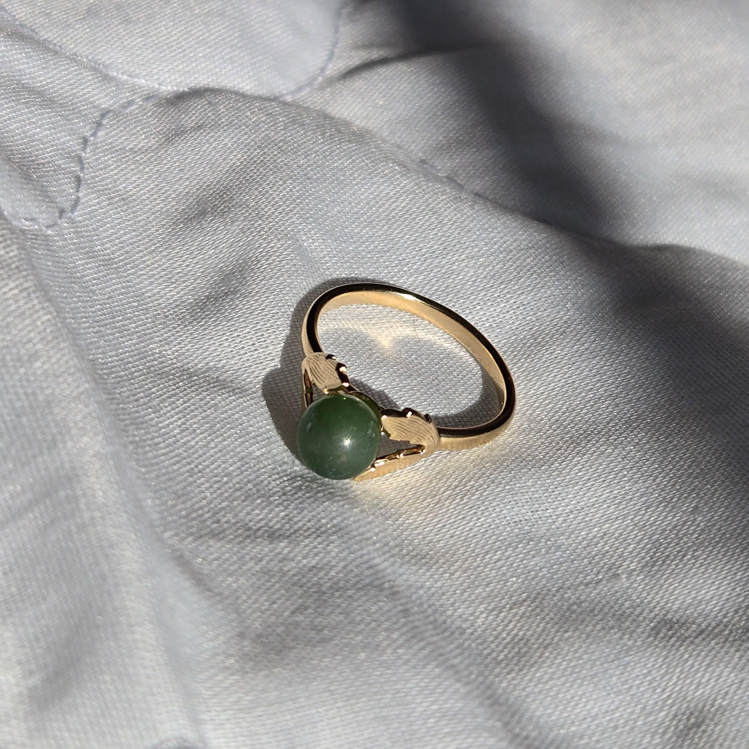 Vintage Ring with Jade Ball and Leaves in 14K Gold - Size 5.5