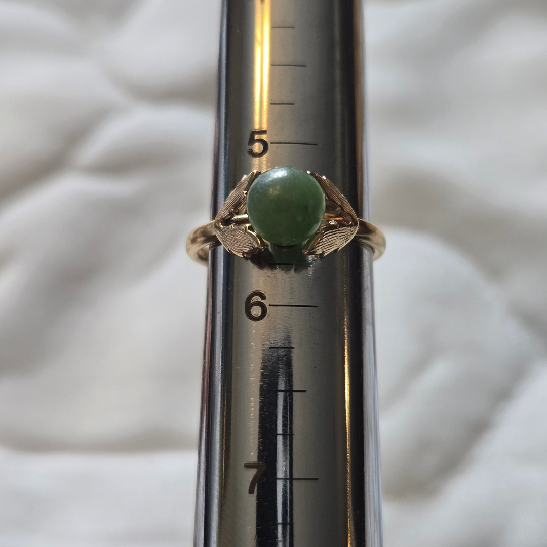 Vintage Ring with Jade Ball and Leaves in 14K Gold - Size 5.5