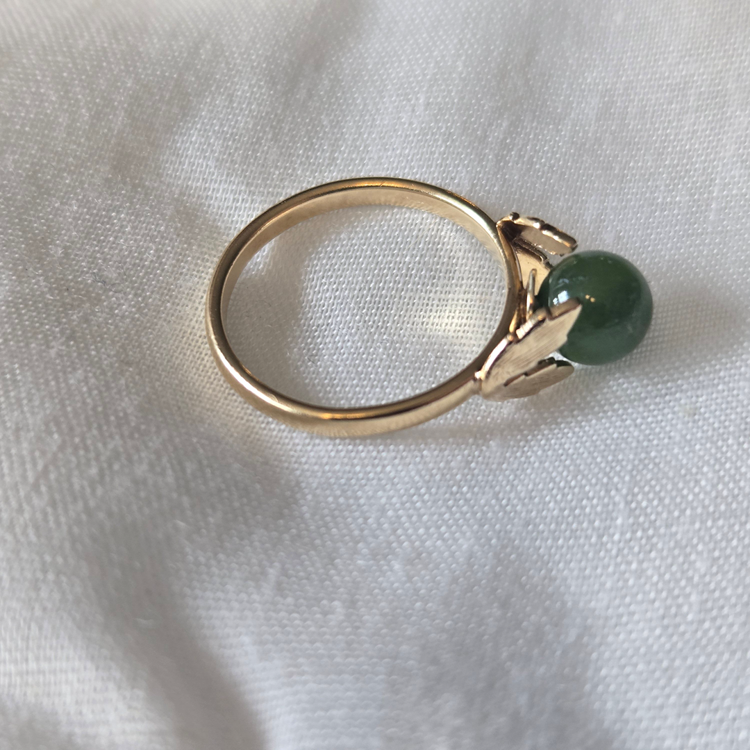 Vintage Ring with Jade Ball and Leaves in 14K Gold - Size 5.5