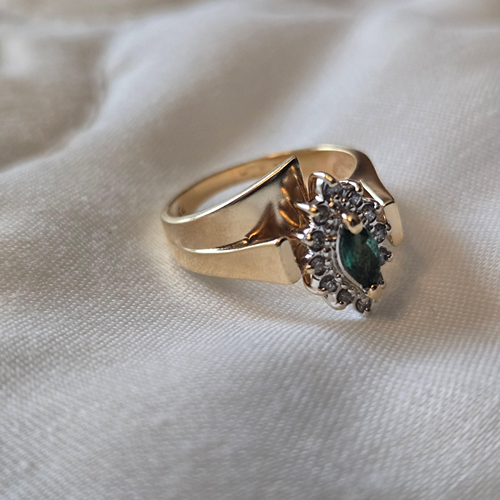 Vintage Ring with Emerald and Clear Stones in 14K Gold - Size 6